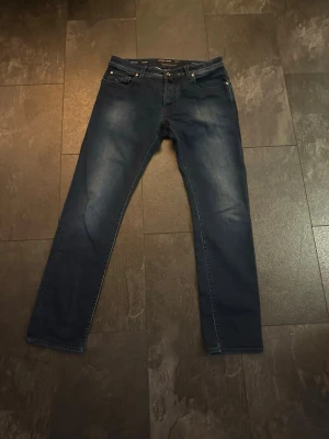Jacob Cohen 688 - Säljer dessa Jacob Cohen i jeans i toppskick, storlek 34, hör av er vid funderingar 🤝