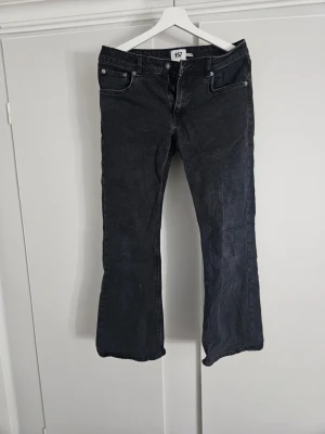 Svarta jeans  - Svarta jeans från laget 157. Storlek M och korta i modellen men fungerar för mig som är 166 cm lång.