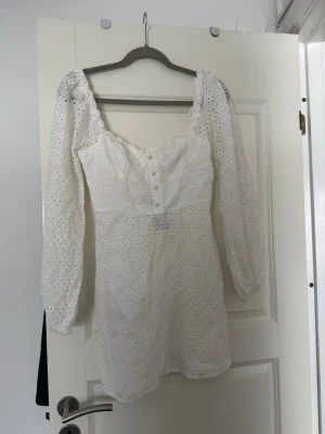 Vit klänning  - Helt ny vit klänning från Bohoo! Passar perfekt till student! Inte ens testad så prislapp finns kvar! Storlek XS