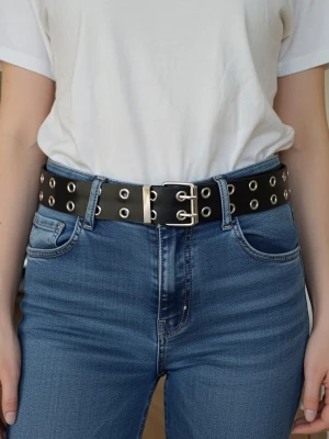 Svart punk bälte - Svart bälte med ringar, designade i en Y2K metallpunkrockstil, utrustade med spänne i rostfritt stål. PU läder. Länd 110 cm. Bredd 3,6 cm. Dessa bälten är unisex, vilket gör dem perfekta för par, och de passar bra med jeans och vardagsbyxor.