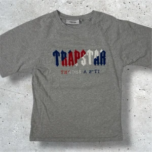 Trapstar T-Shirt - Säljer denna snygga Trapstar T-Shirten | storlek S | skick: 9/10 | Hör av er vid frågor, väldigt billigt pris för vill bli av med den! 🙌