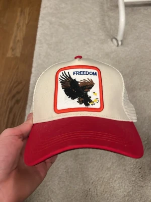 Freedom truckerkeps med örn - Säljer min freedom trucker keps eftersom den inte används längre, helt i ny skick och inga slitage.