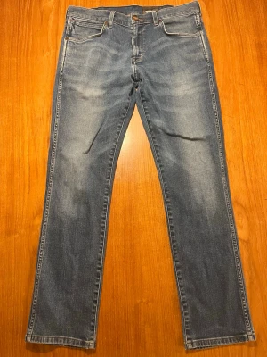 Blå jeans från Wrangler - Säljer dessa blå jeans från Wrangler. Är osäker på storleken men de sitter ungefär som 30/32. Priset kan diskuteras. Hör av dig vid frågor.