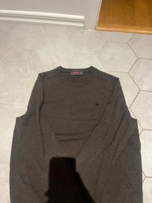 Morris merino o neck  - Säljer min Morris merino o neck tröja i färgen brun storlek L. Tröjan är i mycket bra skick,jag säljer den pga att jag vuxit ur den. 