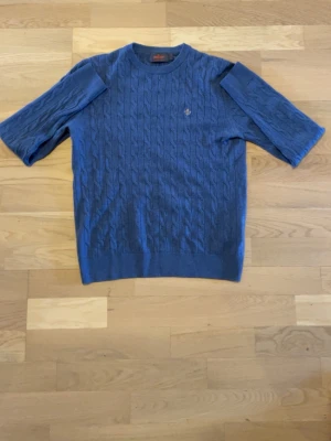 Blå kabelstickad tröja från Morris - Blå Morris tröja från Morris. Plagget har inga defekter förutom att den krympt något. Passar något mindre än S.