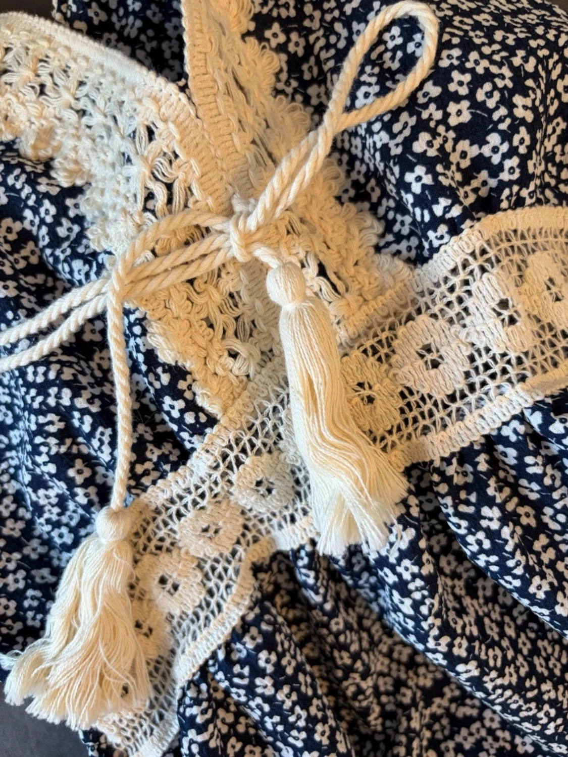 Blommig blå klänning med spetsdetaljer