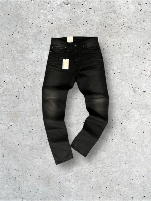 Tiger of Sweden jeans - Säljer ett par helt nya feta Tiger of Sweden jeans med tags kvar. Storlek W30L32. Riktigt fräscha och passar perfekt till vardagen eller vid speciella tillfällen. Hör av er vid frågor eller funderingar. Pris kan diskuteras vid en snabb affär!