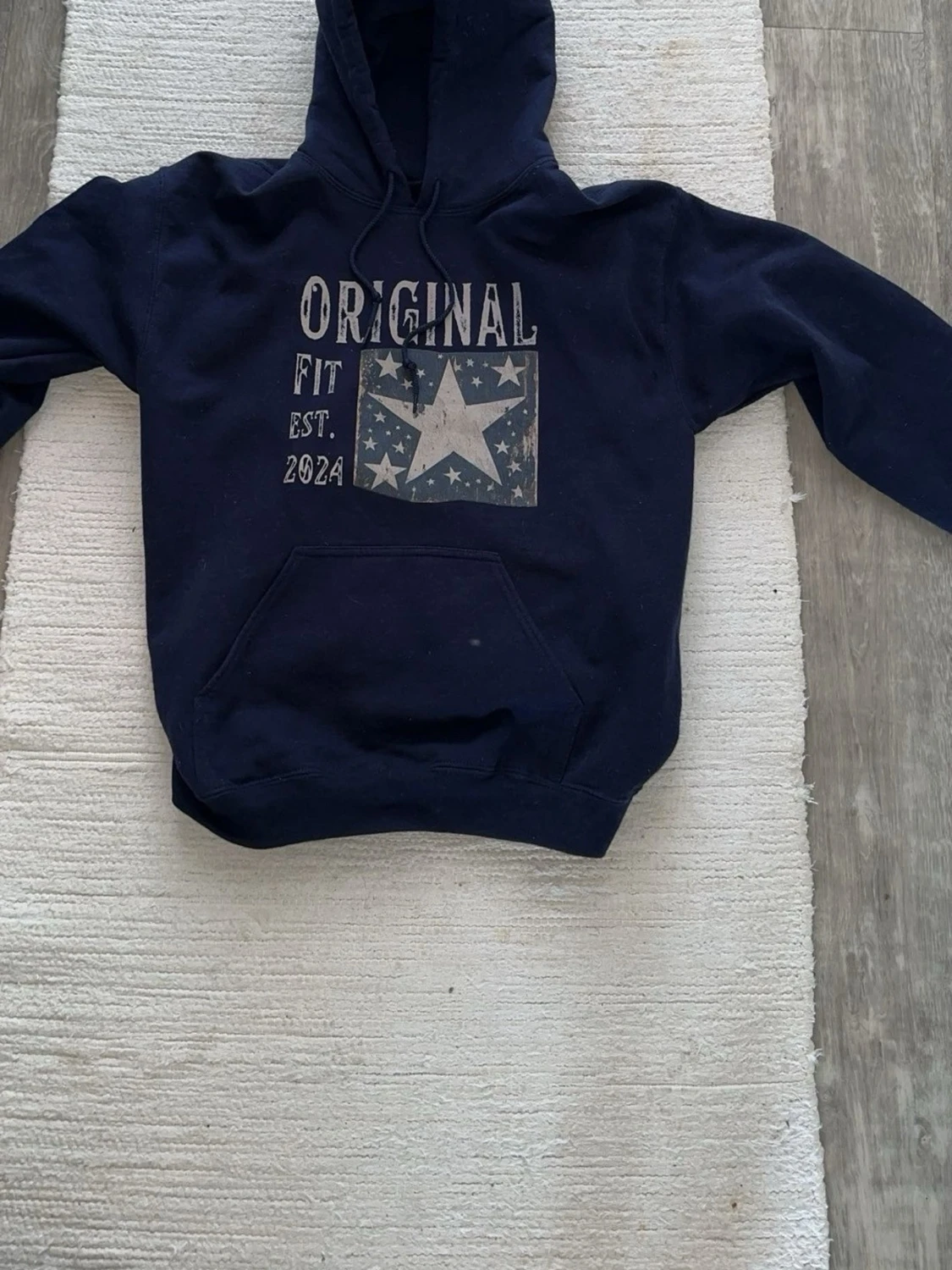 Mörkblå hoodie med stjärntryck