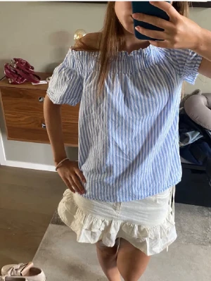 Blåvit offshoulder randig topp - Söt offshoulder topp med blå och vita ränder. 