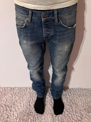 Tommy Hilfiger Jeans - | Skick: 7/10 (hål i fickan) | Färg: Blå | Modell: 172cm, 58kg | Vad inkluderas: Enbart jeansen | Nypris: 899kr |