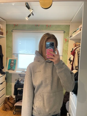 Hoodie - Skit cool hoodie från in print we trust. Knappt använd men tvättad 2 ggr så den är lite nopprig på insidan