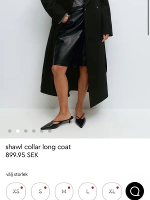 Svart lång kappa Gina tricot - Slutsåld kappa från Gina tricot i fint skick, skickar såklart egna bilder❤️ 