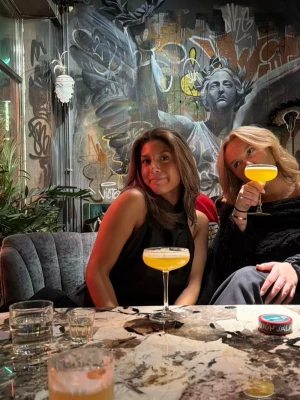 Svart halterneck topp i satin - Snygg svart halterneck topp i glansigt satinmaterial. Toppen är rygglös, använt 1 gång strl S 