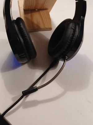 Svarta gaminghörlurar med mikrofon - Säljer ett par svarta over-ear gaminghörlurar från Havit med inbyggd mikrofon och RGB-belysning på kåporna. Hörlurarna har mjuka öronkuddar i konstläder och en flexibel mikrofonarm. Kabeln är flätad för extra hållbarhet. Perfekta för gaming och voicechatt.