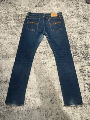 Nudie Jeans Grim Tim - Ett par riktigt schyssta Nudie Jeans i modellen Grim Tim! Uppskattade storleken är W30 L31 då lappen ej sitter kvar! 👌 Skriv till mig om du har minsta lilla fundering eller om du är i behov av både fler bilder på plagget eller bilder på mig i plagget!🖋️📸 Fraktar alltid dagen efter beställning om inte samma dag!📦Inga defekter eller skavanker! 🫶