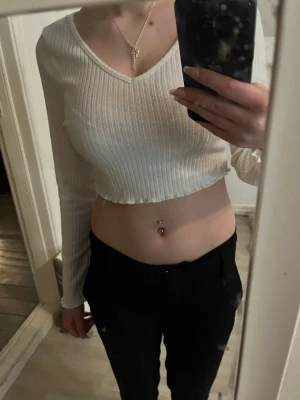 Vit topp - Nästan oanvänd tröja, tunn i material så kan vara lite genomskinlig!