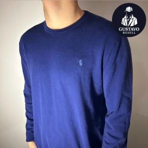 RALPH LAUREN STICKAD TRÖJA SLIM FIT MÖRKBLÅ - Tja. Säljer denna tvär snygga Ralph Lauren tröja i extremt fint skick, använd få gånger och inga tecken på användning. Storlek M, Slim fit. Tveka inte på att ställa frågor! 🤝