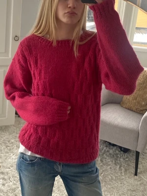 Mysig stickad tröja - Säljer en mysig cerisefärgad stickad tröja. Tröjan har lång ärm och en loose fit som ger en chill vibe. Superbra skick!! Finns inga lappa men uppskattar storleken till M