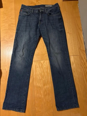 Mörkblå raka jeans från Big Star  - Säljer ett par mörkblåa jeans av märket Big Star, de är i mycket bra skick och i regular/slim fit. Storleken är L32/L34.