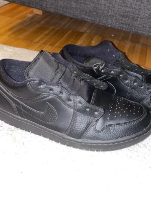 Nike Air Jordan 1 Low Svarta Skor - Nike air jordan 1 skicka bra strl 44 pris går att diskuteras vid snabbt köp