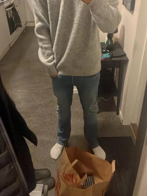 Zara stickad tröja  - Helt ny grå stickad tröja från Zara! Endast testad, storlek m och ganska stor på mig som är 180 och väger 65. Riktigt skön dock och bra material!