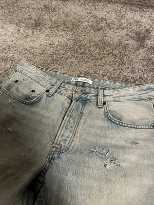 Zara jeans  - Använda fåtal ggr. Rak/lös passform. Fräscha och  snygga. 43 cm midja, 104 cm längd. 