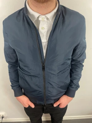 J.Lindberg Jacka - Marinblå J.Lindberg jacka - Strolek S - Skick 9/10 - Har två innerfickor - Hör av er vid minsta fundering!