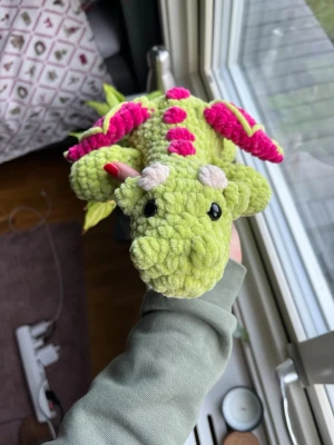 Virkad limegrön drake  - Virkad gosedjursdrake i limegrön med mörkrosa detaljer💚🩷🤍 OBS:  !Dessa innehåller säkerhetsögon som inte rekommenderas för barn under 3 år!