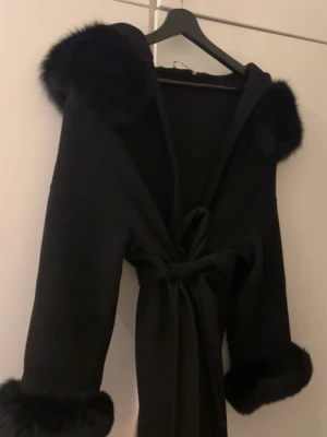 Svart kappa - Svart kappa