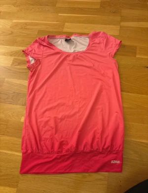 Träningstopp  - Träningstopp från Kappahl i storlek XS.