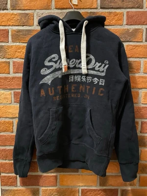 Superdry hoodie - Svart Superdry hoodie i mycket bra skick 👏 | Storlek S 📏 | Vid frågor är det bara att höra av sig ✍️| Frakt inom 48h 📦