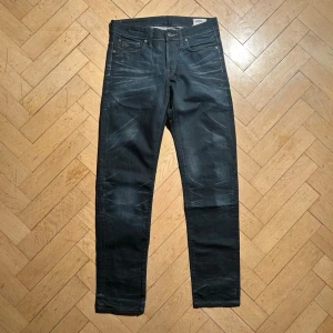 G-Star RAW 3301 - Vid köp av fler produkter erbjuds bättre pris. Skriv vid ytterligare frågor eller funderingar🤝 Storlek: 30/34. Mått: Längd 106 cm. Midja 39 cm.