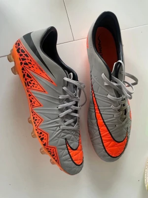 Nike Hypervenom  fotbollsskor - Säljer ett par Nike Hypervenom fotbollsskor i storlek 41 , används i tre träningar. Otroligt snygga och sköna 