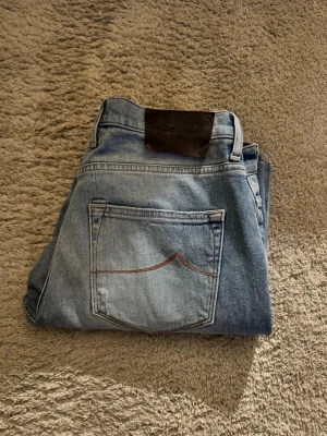 Jacob Cohen Premium ljusblå jeans, W28 - Säljer ett par ljusblå jeans från Jacob Cohen Premium med klassisk femficksmodell och slitnings detaljer på benen. Skick 7,5/10 hör av er vid frågor. Pris kan diskuteras. 