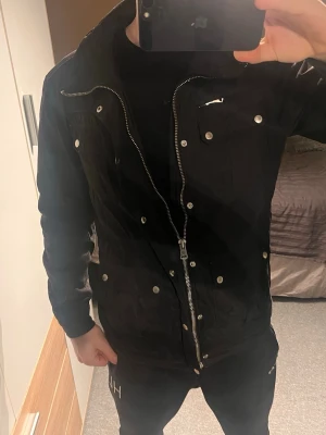 Svart vindjacka från J.Lindeberg - Säljer en svart vindjacka från J.Lindeberg. Mycket bra skick pris ser ni i annonsen. Hör av er vid frågor!!!