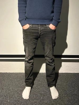 Svarta jeans från Jack & Jones - J&J jeans. Svarta med slitningar. Dem är knappt använda och i mycket bra skick 