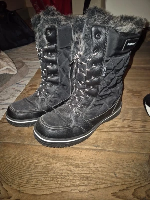 Svarta vinterskor  - Svarta vinterstövlar från Bagheera i storlek 40. De har snörning framtill, dragkedja på sidan och är fodrade med mjuk päls. Det är reflexer på snörena. Fint skick💓