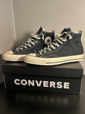 CONVERSE Chuck 70 Hi sneakers - Ett par sjysta Converse som är lätta att matcha och sköna att bära, skorna är köpta för 1 år sedan och är väldigt sparsamt använda! Pm för mer frågor/bilder✌🏻