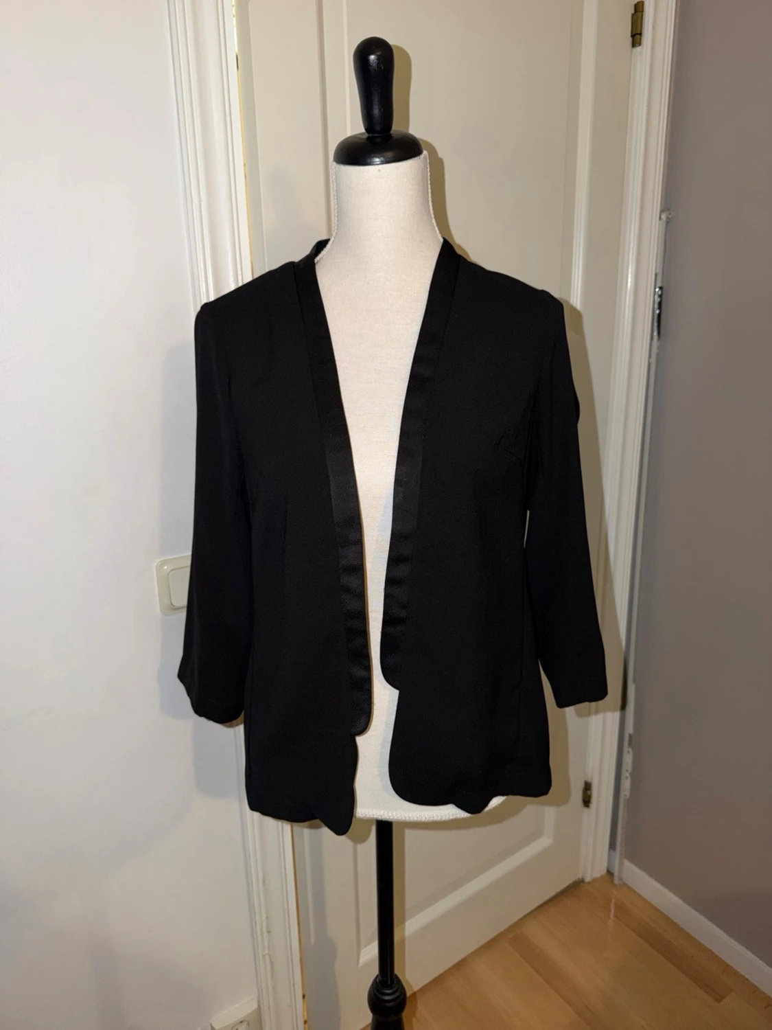 Svart kavaj med satinkant - 4