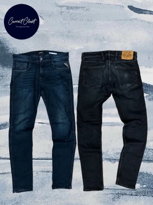 Replay Anbass jeans mörkblå 32/34 - Säljer ett par Replay Anbass jeans i mörkblå tvätt. Klassisk femficksmodell med smal passform och snygga detaljer vid fickorna. Jeansen är tillverkade i stretchig bomullsdenim för extra komfort och har en stilren look som funkar till det mesta.