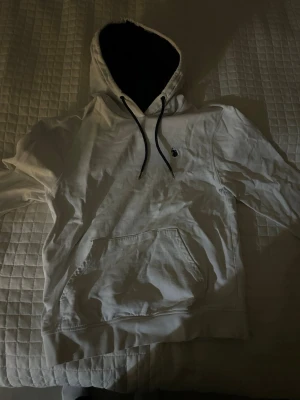 Polo hoodie  - Säljer en polo hoodie i storlek S. Den har 2 små hål vid fickan men inget som är synligt man kan enkelt sy den 