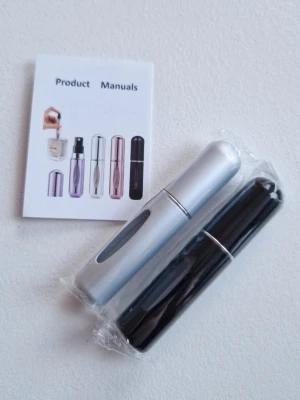 Reseflaskor för parfym, 2-pack - Smidiga och påfyllningsbara parfymflaskor i silver och svart. Perfekta att ta med i väskan eller på resan för att alltid ha din favoritdoft nära till hands. Lätta att fylla på och använda. Obruten förpackning 