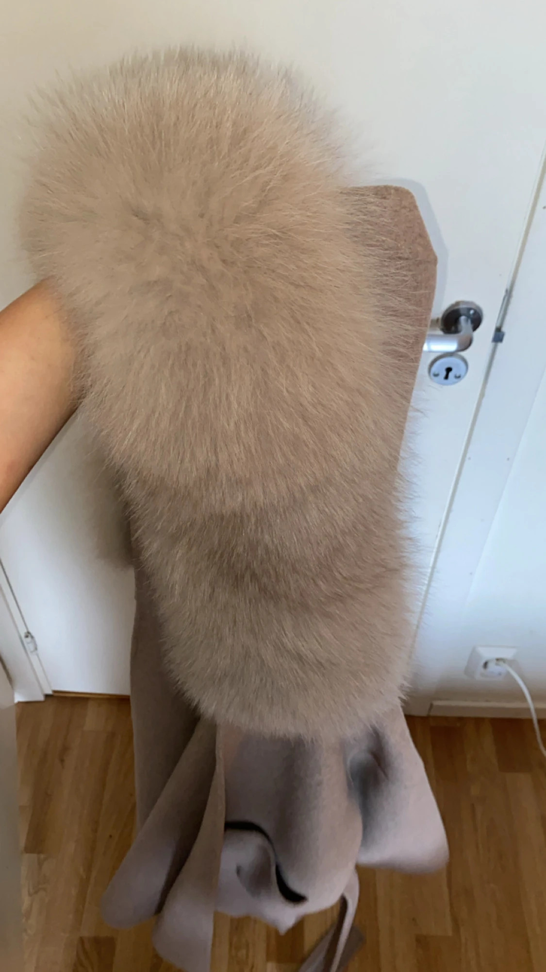 Beige kappa med fuskpäls och bälte - 2