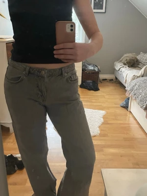 Gråa jeans från NA-KD - Så snygga grå jeans från NA-KD i rak modell med normal passform. Jag är va 165 och de är lagom långa. Sparsamt använda och väldigt fint skick! Stl 36