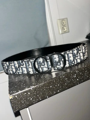 Crhisten dior belt - Säljer Dena snygga beltet med bra passform