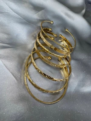 Guld armband set på 7st  - Jättefina klassiska armband set 7 st helt nya, dem är justerbara. Skickar med i en liten presentpåse 🎁  (Material guldfärgad metall rostfritt) ✨     Erbjuder snabb leverans postar inom 24 timmar