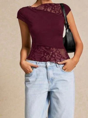 Vinröd topp med spetsdetaljer (HADE INGEN BRA BILD PÅ MIG SJÄLV) - Säljer en vinröd topp med korta ärmar och snygga spetsdetaljer både fram och bak. Toppen har en asymmetrisk design med genomskinlig spets vid axel och midja som ger en unik look. Materialet känns mjukt och stretchigt, perfekt till jeans eller kjol.