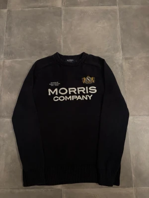 Morris tröja  - Tja, säljer denna Morris tröja i mycket bra skick. Skick: 8/10 | Storlek: S | Pris: 449 | Defekter: Endast lite urtvättad | Passar dig som är 175 | Mått Längd: 66 cm Bred: 49,5 cm | Kontrollera måtten innan ni köper! | Hör av er vid minsta fråga eller fundering! 
