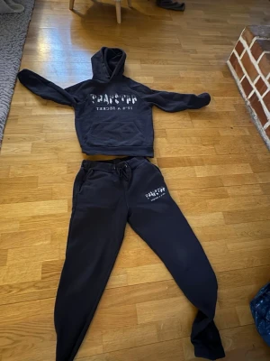 Trapstar sett - Det ett svart mjukisset med hoodie och byxor från Trapstar och använt 3gånger