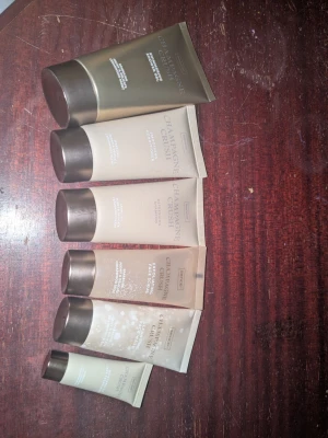 Sence Champagne set - Set med shimmering shower gel, smoothing Conditioner, refreshing shampoo, exfoliating face scrub, cleansing face wash och en moustrizing face cream mask.